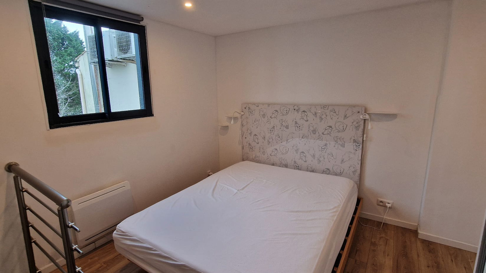 Intérieur lumineux du salon avec canapé-lit